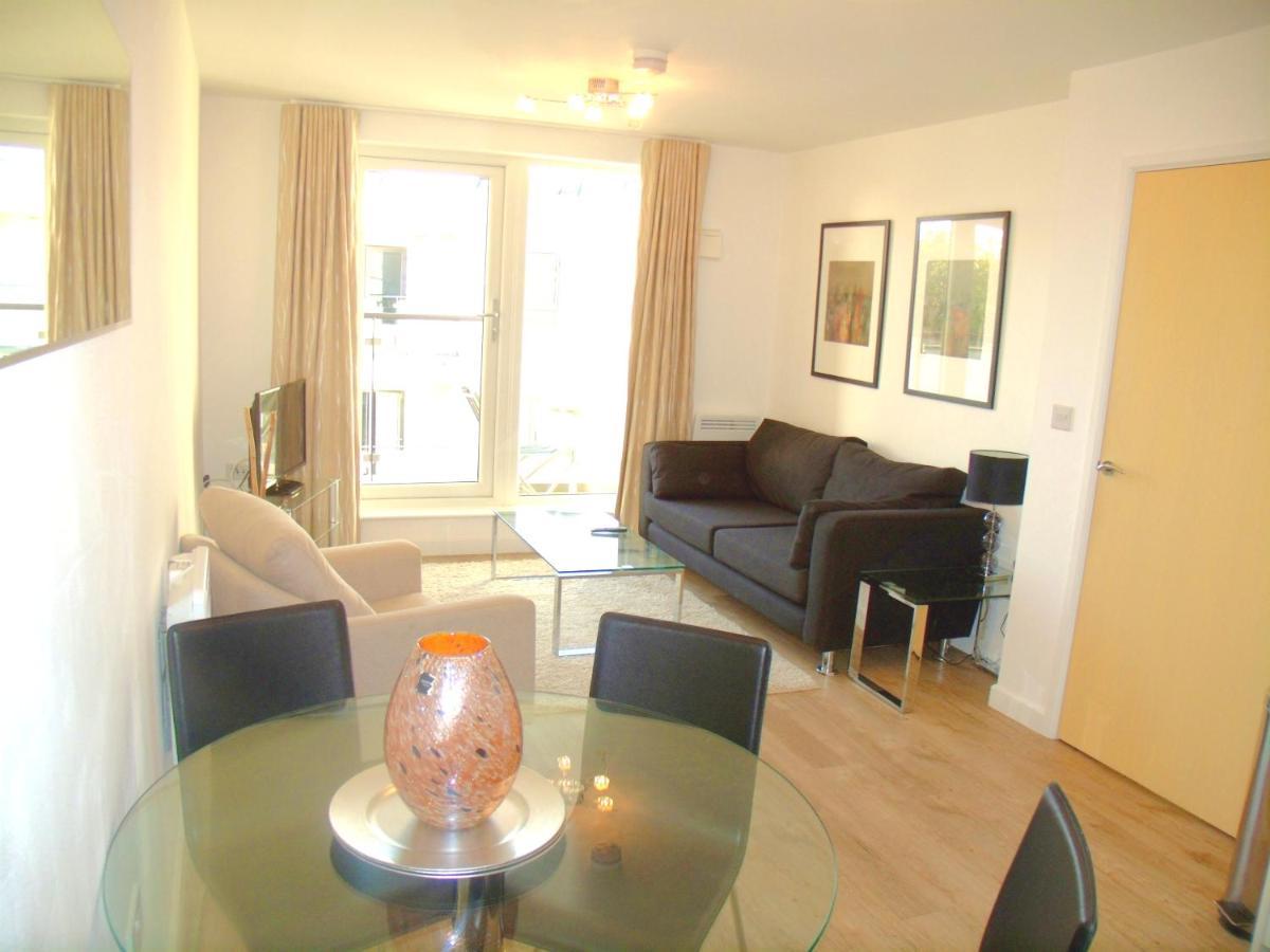New Central Woking 1 And 2 Bedroom Apartments With Free Gym, Close To Train Station エクステリア 写真