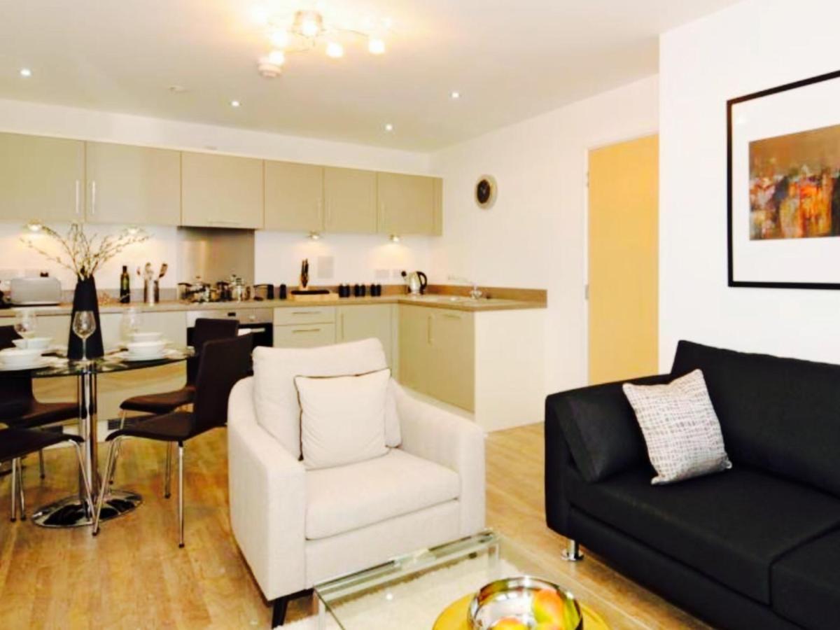 New Central Woking 1 And 2 Bedroom Apartments With Free Gym, Close To Train Station エクステリア 写真
