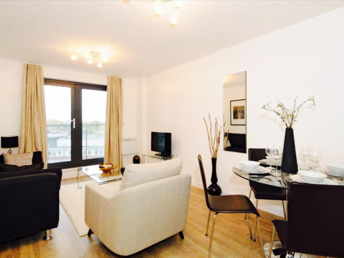 New Central Woking 1 And 2 Bedroom Apartments With Free Gym, Close To Train Station エクステリア 写真