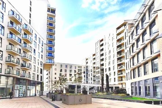New Central Woking 1 And 2 Bedroom Apartments With Free Gym, Close To Train Station エクステリア 写真