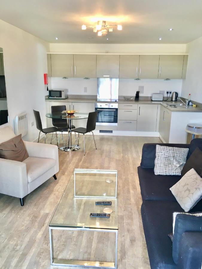 New Central Woking 1 And 2 Bedroom Apartments With Free Gym, Close To Train Station エクステリア 写真